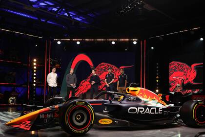Max Verstappen y Sergio Perez durante la presentación del nuevo Red Bull Racing RB18