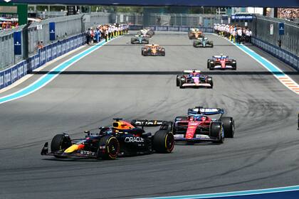 Max Verstappen y su Red Bull serán hostigados por Charles Leclerc y su Ferrari, al menos en la largada, en la carrera principal del Gran Premio de Miami de Fórmula 1.