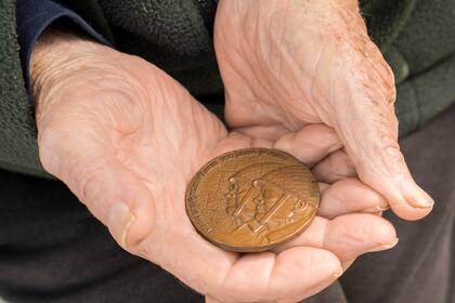 Max Zamory conserva medallas luego de su participación como voluntario en la Guerra de los Seis Días.