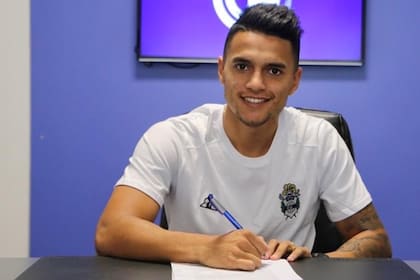 El delantero Maximiliano Cuadra, cuyo pase le pertenece a Racing, arregló su llegada a Gimnasia entre semana y ayer firmó contrato a préstamo por un año. Tiene una cláusula de salida en junio, al igual que el resto de las incorporaciones