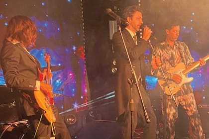 Maxi cambió el jaquette y los zapatos por un traje informal y zapatillas deportivas, y tomó la guitarra eléctrica para tocar rock junto a su hermano Ezequiel y amigos.