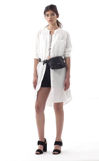 Maxi camisa con cuello mao (Etiqueta Negra, $5200), top rayado (Como quieres que te quiera, $749), riñonera (Lázaro, $2990) y sandalias de gamuza (a pie para Grimoldi, $4200)