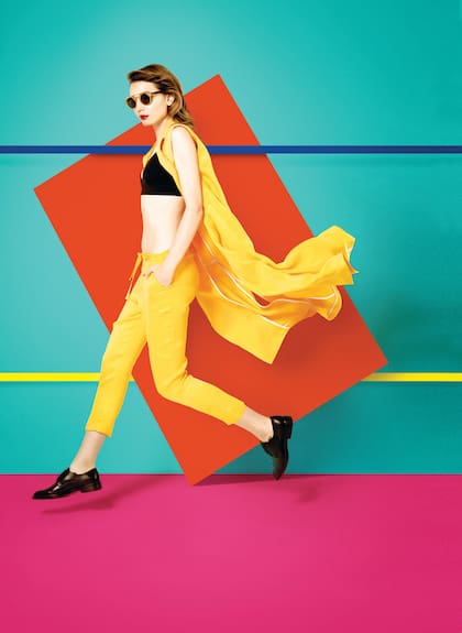 Maxi chaleco y pantalón ($ 3900 y $ 3390, Divina Bolivia), top ($ 399, Basement), abotinados ($ 3500, Hush Puppies), anteojos ($ 2100, Vulk)