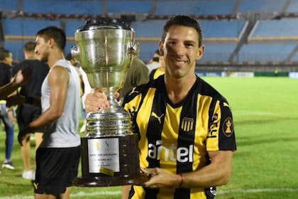 Maxi Rodríguez con la Copa de uno de los títulos que ganó en su paso por Peñarol