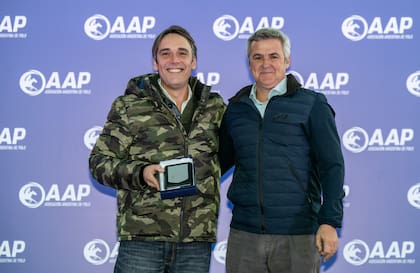 Maxi Funes, gerente de Relaciones Institucionales de la AAP, recibió una distinción por más de 25 años en la entidad, de manos de Carlos Menéndez Behety.