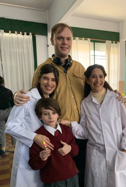 Maxi junto a Laura Novoa, Valentina Bassi y Ian Moche durante el rodaje