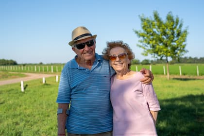 Maxi, junto a su esposa Mabel, con quien construyó este tambo desde el inicio.