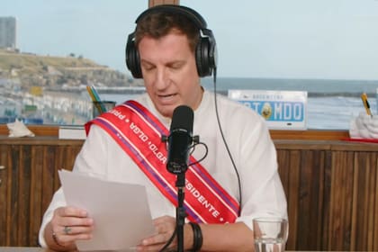 Maxi López arrancó su participación en Sería increíble con una banda presidencial y un discurso; luego anunció que está organizando su mudanza a la Argentina (Foto: Captura de video)