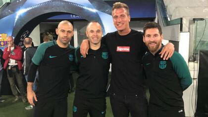 Maxi López, con Mascherano y Messi