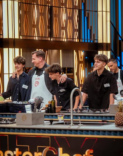 Maxi López junto a sus hijos Valentino, Constantino y Benedicto en MasterChef (Foto: Instagram @officialmaxilopez)