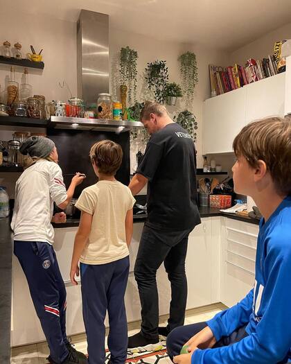 Maxi López junto a sus hijos Valentino, Constantino y Benedicto cocinando en su departamento