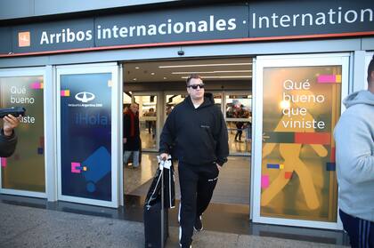 Maxi López llegó a la Argentina para estar con sus hijos