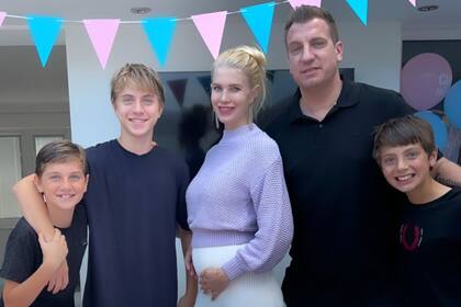 Maxi López, su pareja y sus tres hijos, Valentino, Constantino y Benedicto,
