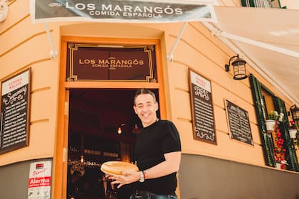 Maxi Marangós frente a uno de sus 7 restaurantes en Málaga