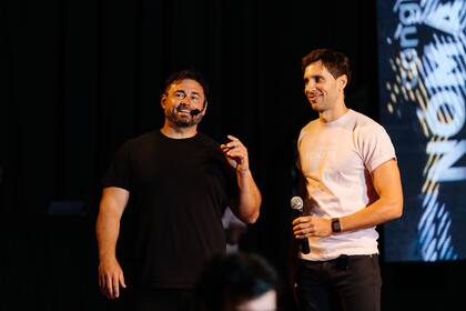 Maxi Oviedo, fotógrafo organizador (izq.), con el intendente de San Nicolás, Santiago Passaglia
