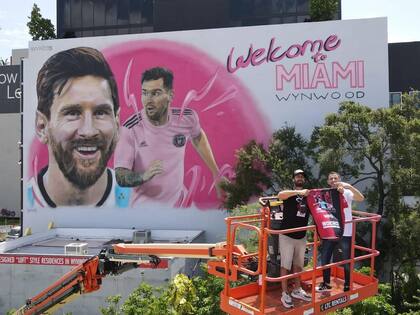 Maxi Rodríguez le regaló una camiseta al artista que hizo el mural de Messi en Miami