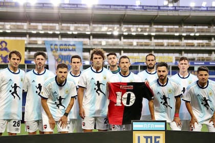 Maxi Rodríguez y el equipo de Newells exhibieron en la Bombonera la camiseta que usó Diego en 1993