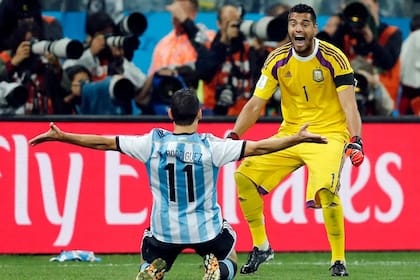 Maxi Rodríguez y Sergio Romero, artífices del triunfo argentino en los penales contra Holanda en 2014