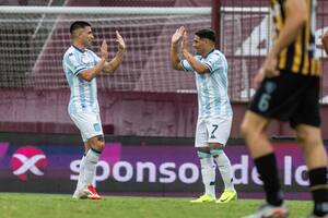Maxi Salas (7), autor del 2-0 de Racing ante Santamarina de Tandil, saluda a Ignacio Rodríguez; la Academia avanzó en la Copa Argentina