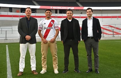 Maxi Salas con la camiseta de River: en la foto con Jorge Brito, Marcelo Gallardo y Stéfano Di Carlo