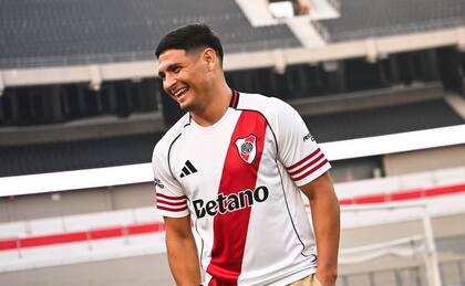 Maxi Salas tras la firma del contrato este viernes por la tarde: el delantero se puso la camiseta número 7
