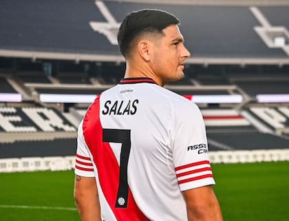 Maxi Salas tras la firma del contrato este viernes por la tarde: el delantero se puso la camiseta número 7 y todo indica que debutará como titular ante Platense