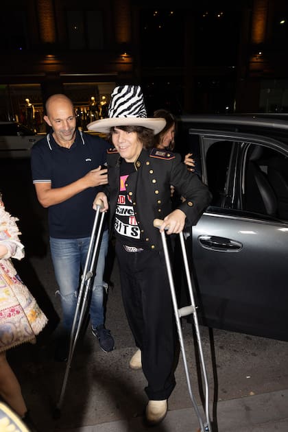 Maxi Trusso, que llegó con muletas. El dj y cantante sufrió fractura de cadera y fémur durante un show hace unas semanas.