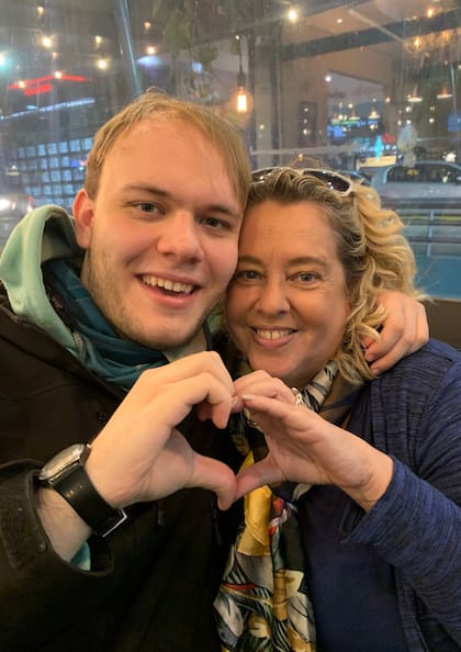 Maxi Wurzel junto a la docente Laura Kaestner, quien escribió el cuento que sirvió como base del guion del cortometraje