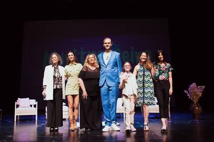 Maxi y, de izquierda a derecha, su mamá, la actriz Paula Morales, la docente Laura Kaestner, Ian Moche, Laura Novoa y Valentina Bassi, durante una de las presentaciones del cortometraje
