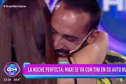 Maxi y Juliana, enamorados afuera de la casa (Foto: Captura de video)