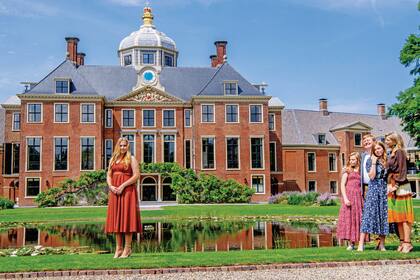 La familia al completo posa por primera vez en estos jardines, ya que las anteriores fotos se habían tomado en Eikenhorst, la anterior residencia de Guillermo y Máxima. En una imagen que vale más que mil palabras, los Reyes, Alexia y Ariane, miran a Amalia –la sucesora al trono de los Países Bajos–.