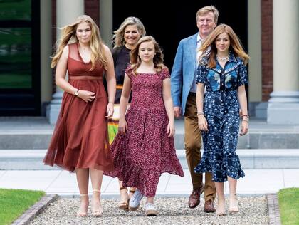 En lo que fue visto como un guiño típico de su edad, Amalia lució las uñas de las manos pintadas de negro