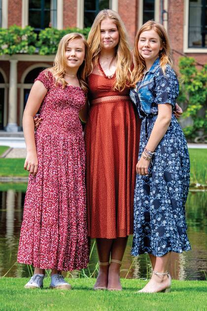 Amalia llevó un diseño bordado y tul de Sandro Paris, y su hermana Alexia también lució un traje de la misma etiqueta. Las dos mayores sorprendieron con sus zapatos de taco alto (los de Amalia eran de Gianvito Rossi). En tanto, Ariane, la menor, eligió un maxivestido de estampa floral.