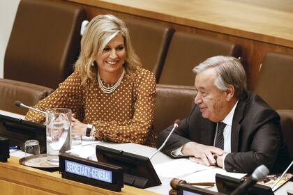 La soberana, sentada al lado de António Guterres, Secretario General de las Naciones Unidas. 