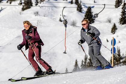 Máxima estrenó un equipo de esquí de Goldbergh, una marca holandesa, y dio muestras de su estilo a la hora de esquiar