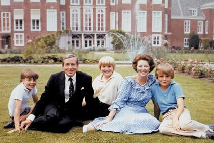 La familia real holandesa, en 1982, en los jardines del palacio Huis ten Bosch. La entonces reina Beatriz, su marido, el príncipe Claus, y sus hijos, los príncipes Guillermo, Friso y Constantino.