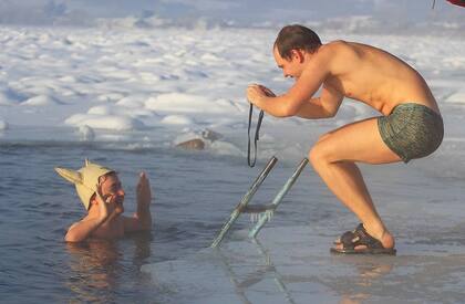 Maxim en Siberia, durante la reconocida fiesta del Bautismo, con impresionantes temperaturas bajo cero.