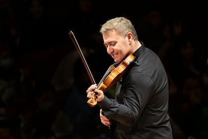 Maxim Vengerov debutó en público a los cinco años y desarrolló una carrera internacional con más de 3000 conciertos en algunas de las principales salas del mundo