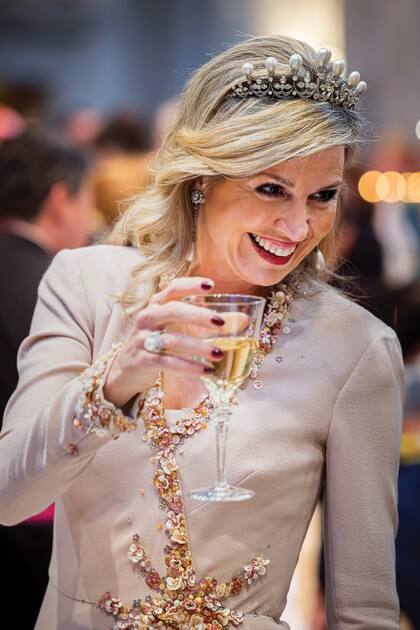 Máxima, a poco de cumplir 54, en todo su esplendor. La tiara, una pieza de diamantes rematada por siete grandes perlas, era de la gran duquesa Ana Pavlovna de Rusia, quien se casó con Guillermo II de Holanda.