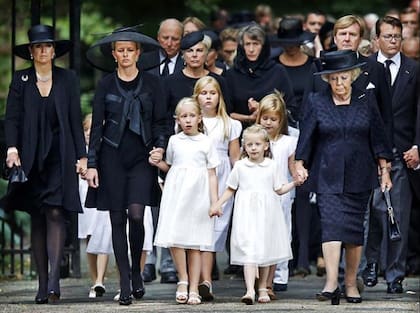 Máxima, Beatriz y Guillermo acompañan a la viuda de Friso, Mabel y sus hijas en el funeral del príncipe Friso. Amalia, en el centro, segunda fila.