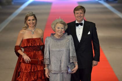Máxima, Beatriz y Guillermo llegando a la cena, a horas de la abdicación, en Rijksmuseum (Museo Nacional de Amsterdam)