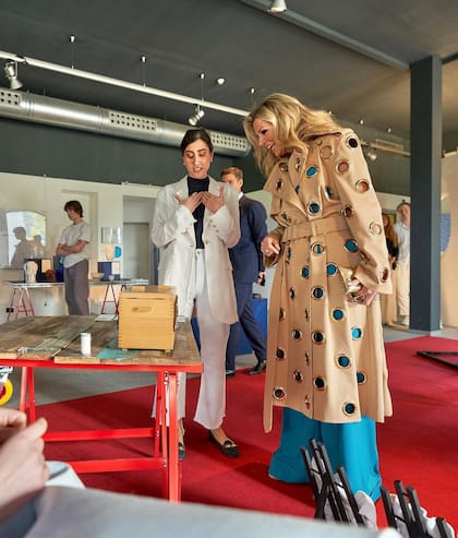 Máxima brindó su apoyo en Milán a las jóvenes diseñadoras neerlandesas