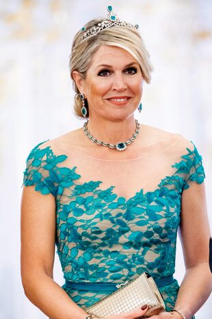 Máxima cautivó con un diseño de encaje de Jan Taminiau, al que le sumó la espectacular tiara de oro, plata y esmeraldas que perteneció a la reina Guillermina, pendientes y collar a juego y clutch Dior.