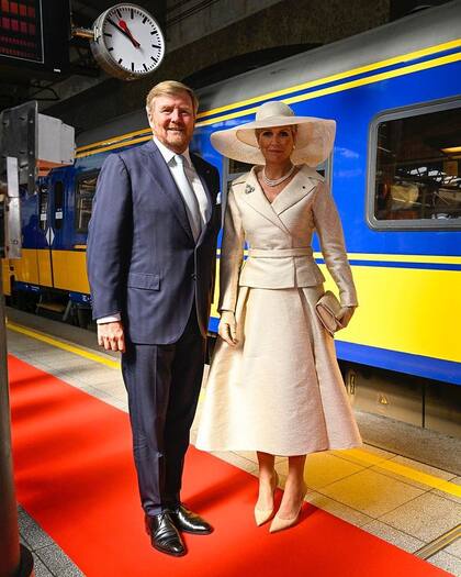 Máxima comenzó su gira por Bélgica y deslumbró con su look monocromático