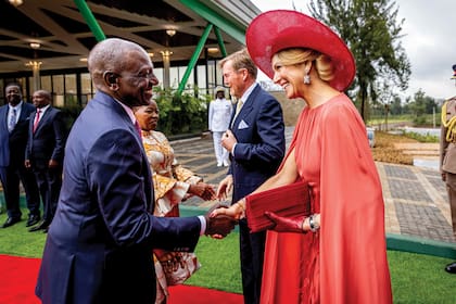 Máxima, con el presidente keniano William Ruto, el martes 18; detrás, el rey Guillermo, con la primera dama, Rachel Rut.