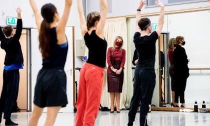 Máxima con la falda que lució en su última visita al Netherlands Dans Theatre