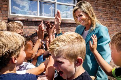 Máxima con los chicos de la Fundación Mind Us, de la que es presidenta honoraria, que promueve la salud mental en los jóvenes.