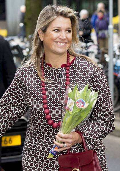 Máxima de Holanda con tulipanes de oferta