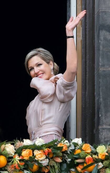 Máxima de Holanda saludando a la gente que la aclamaba el día en que se convirtió en Reina consorte.