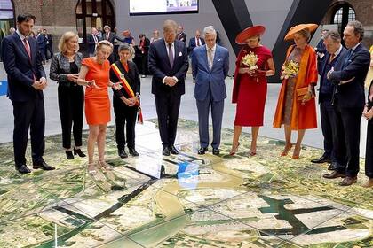 Máxima de los Países Bajos en rojo y Matilde de Bélgica en anaranjado; ambas con el mismo modelo de calzado